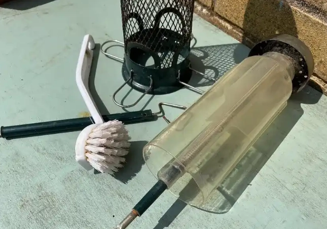 clean bird cage with vinegar